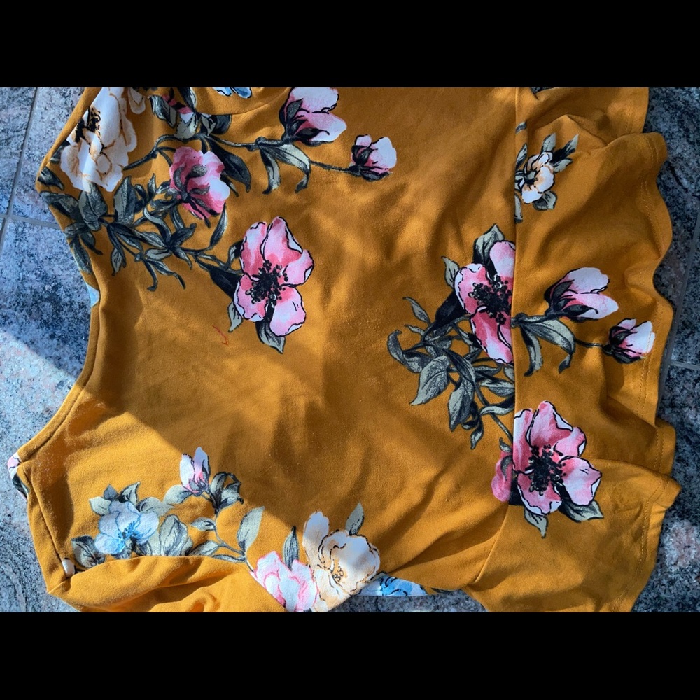 Flower and Ruffle Crop Top✨🌺 - Picture 5 of 7